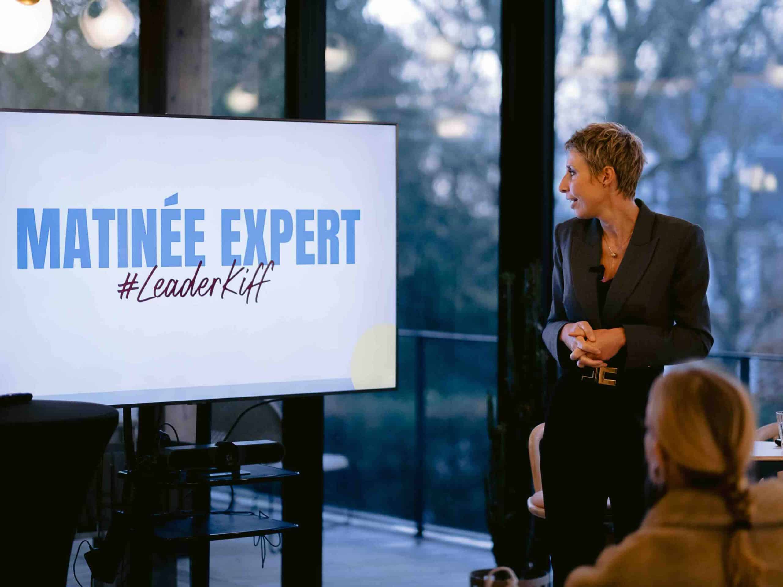 Photo de la Matinée Expert LeaderKiff sur le sommeil présenant Caroline Poissonnier en train d'introduire la thématique du sommeil.